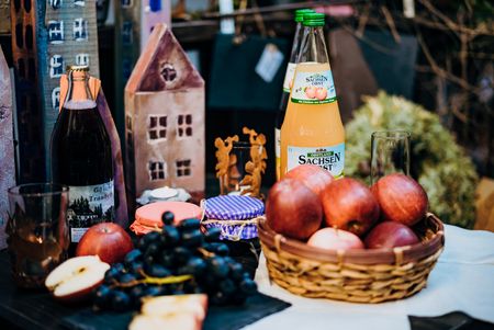 Die leckeren Produkte von Sachsen Obst sind bei Gästen sehr beliebt. Im Sächsischen Obstland reifen jährlich rund 40.000 Tonnen Früchte heran, welche auf Märkten sowohl als frisches wie auch flüssiges Obst angeboten werden. 