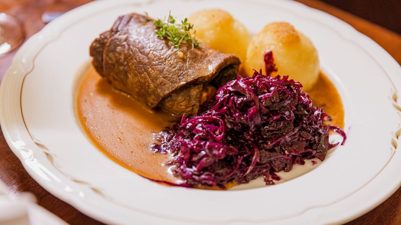 Zur sächsischen Küche gehören auch Rouladen mit Rotkohl und Klössen.