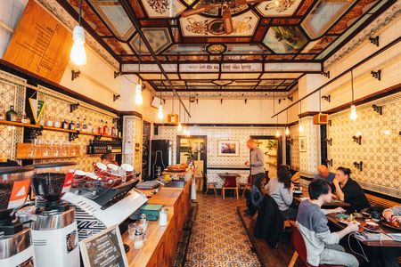 Blick in den Gastraum des Café Dankbar auf der Jahnallee in Leipzig, einem beliebten Kaffee-Geheimtipp in Leipzig